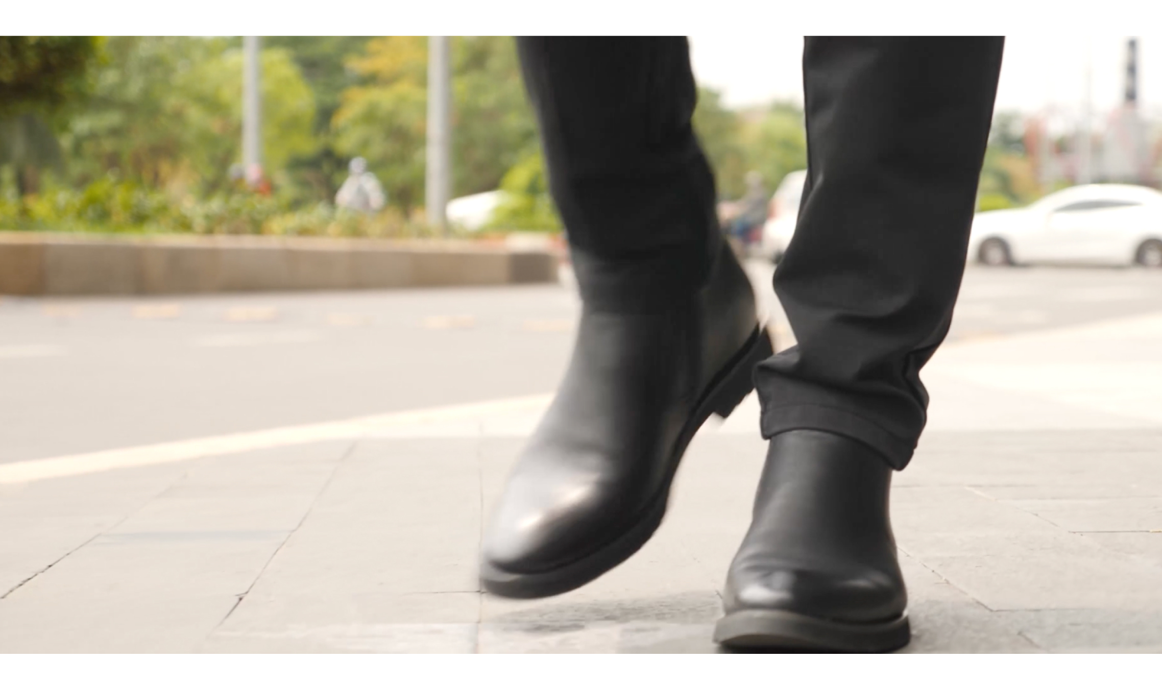 革靴を履いた人が歩いている足元の動画